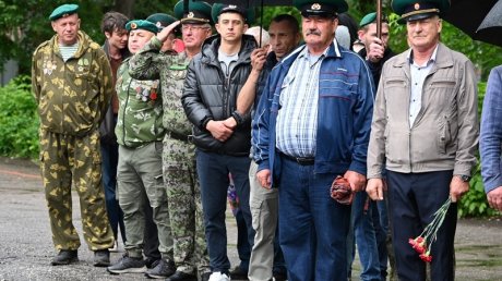 В сквере Дзержинского в Пензе отметили День пограничника