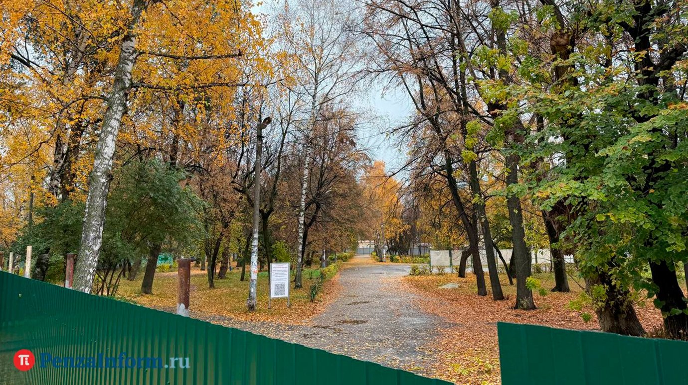 Сквер Дзержинского по-прежнему обнесен забором