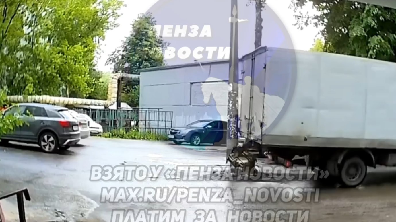 Момент падения столба на «Калину» в Пензе попал на видео