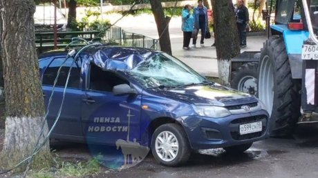 Момент падения столба на «Калину» в Пензе попал на видео