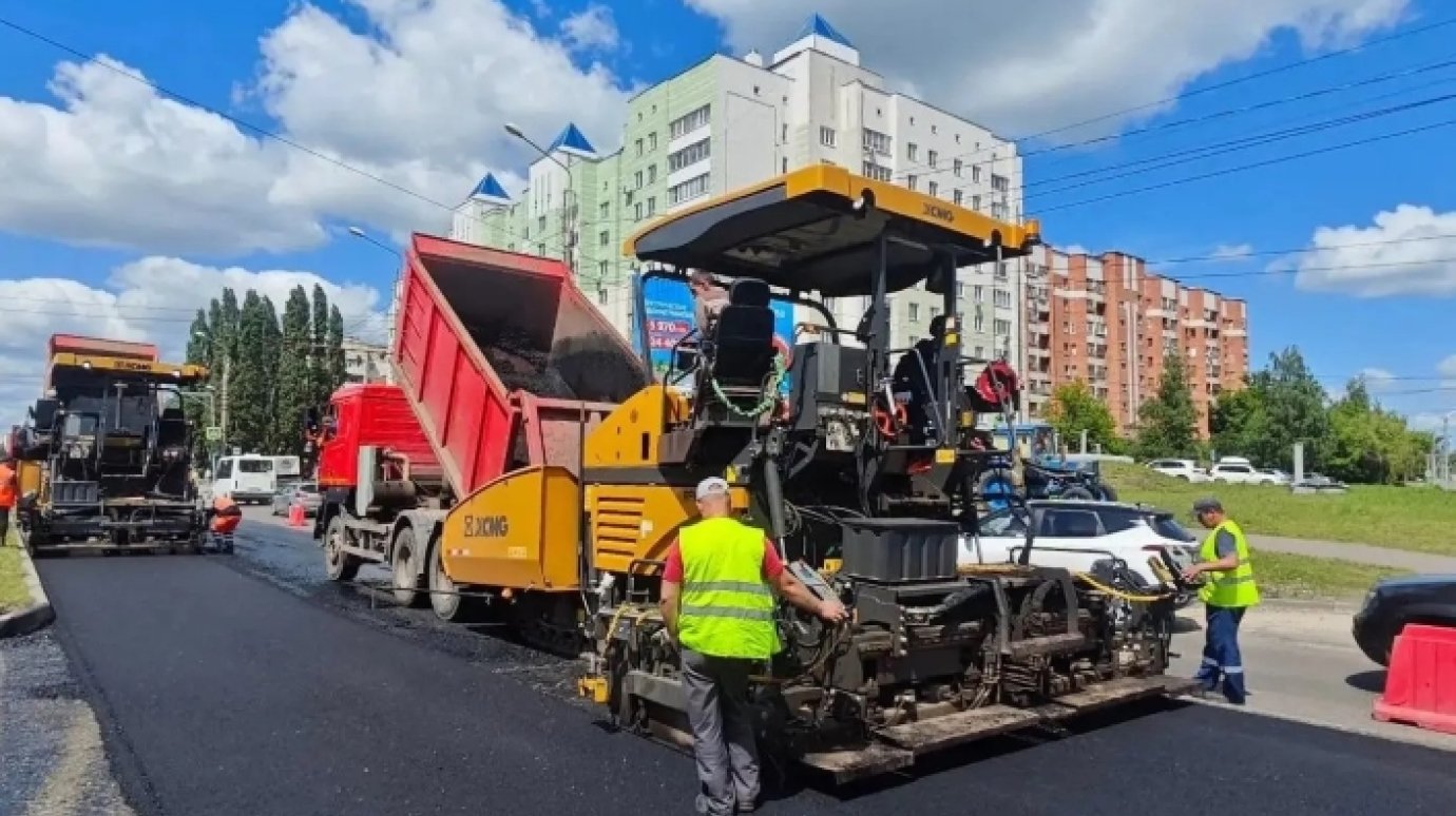 На проспекте Строителей в Пензе укладывают асфальт