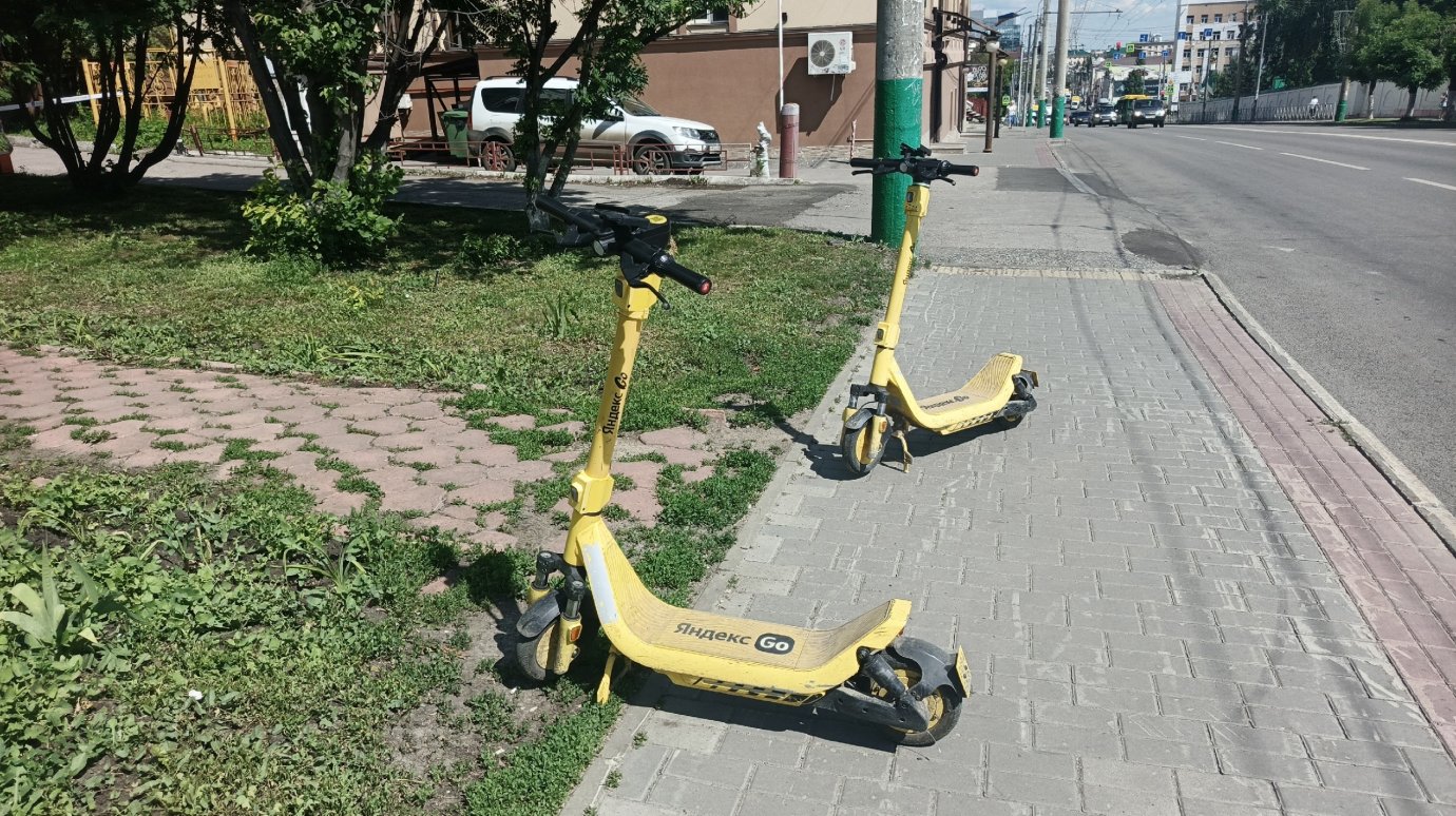 Пензенцы продолжают бросать самокаты на тротуарах