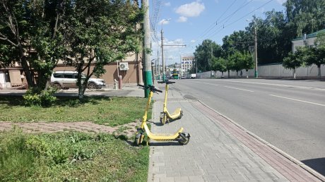 Пензенцы продолжают бросать самокаты на тротуарах