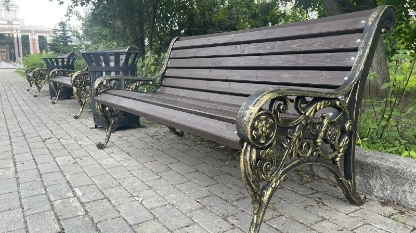 В трех пензенских скверах появились новые скамейки и урны