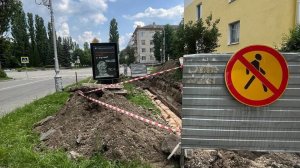 На проспекте 30-летия Победы в Заречном перекрыли тротуар