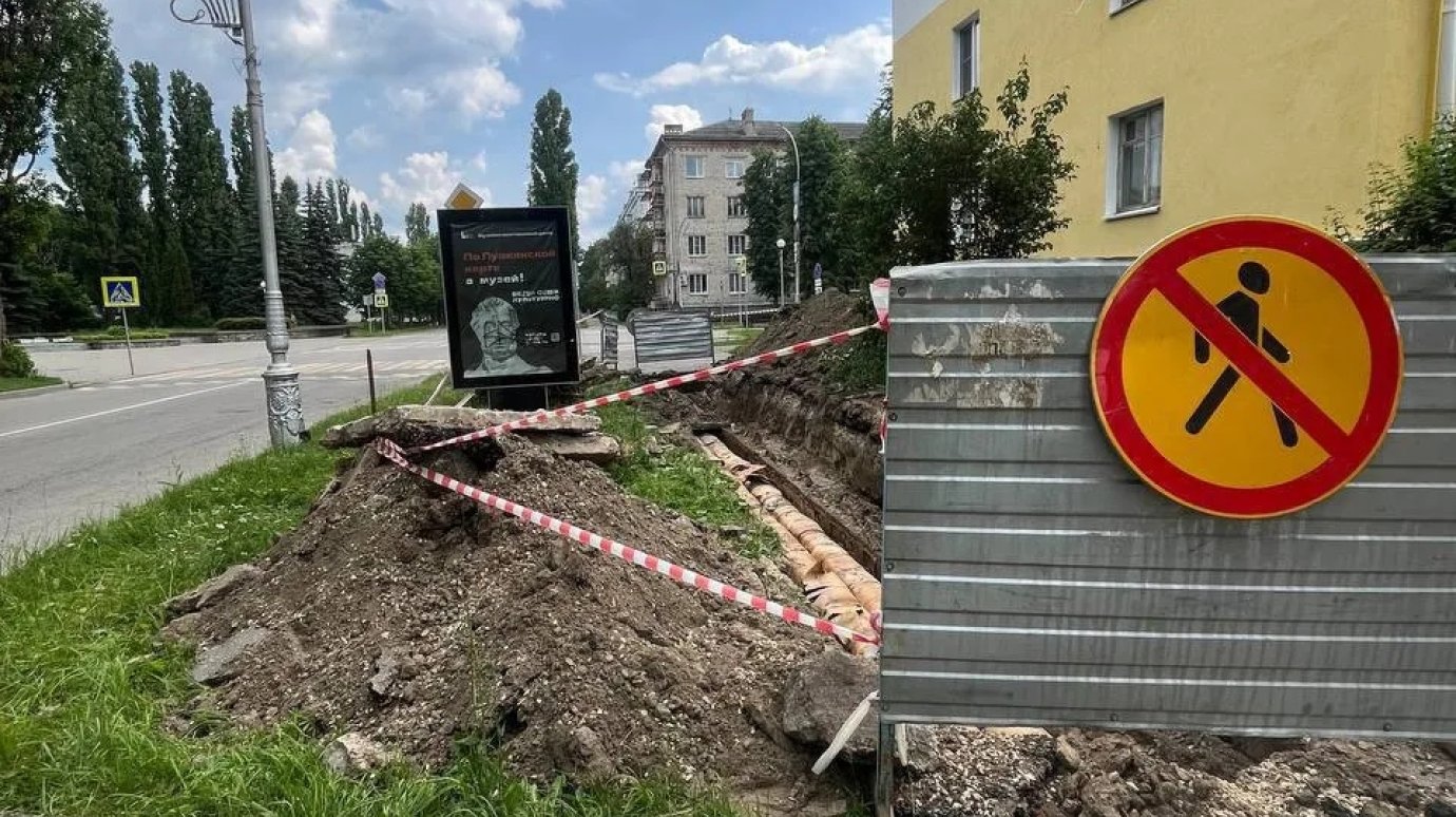 На проспекте 30-летия Победы в Заречном перекрыли тротуар