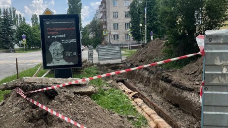 На проспекте 30-летия Победы в Заречном перекрыли тротуар