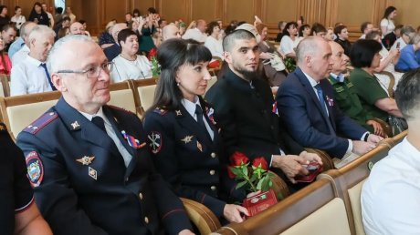 Олег Мельниченко вручил награды более чем 100 жителям региона