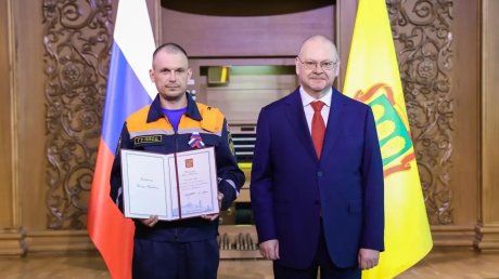 Олег Мельниченко вручил награды более чем 100 жителям региона