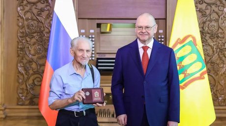 Олег Мельниченко вручил награды более чем 100 жителям региона