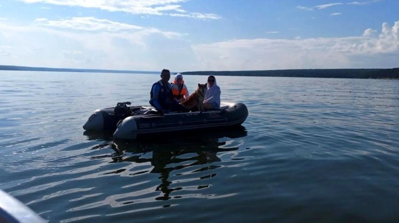 На Сурском водохранилище спасли семью с дрейфующей лодки
