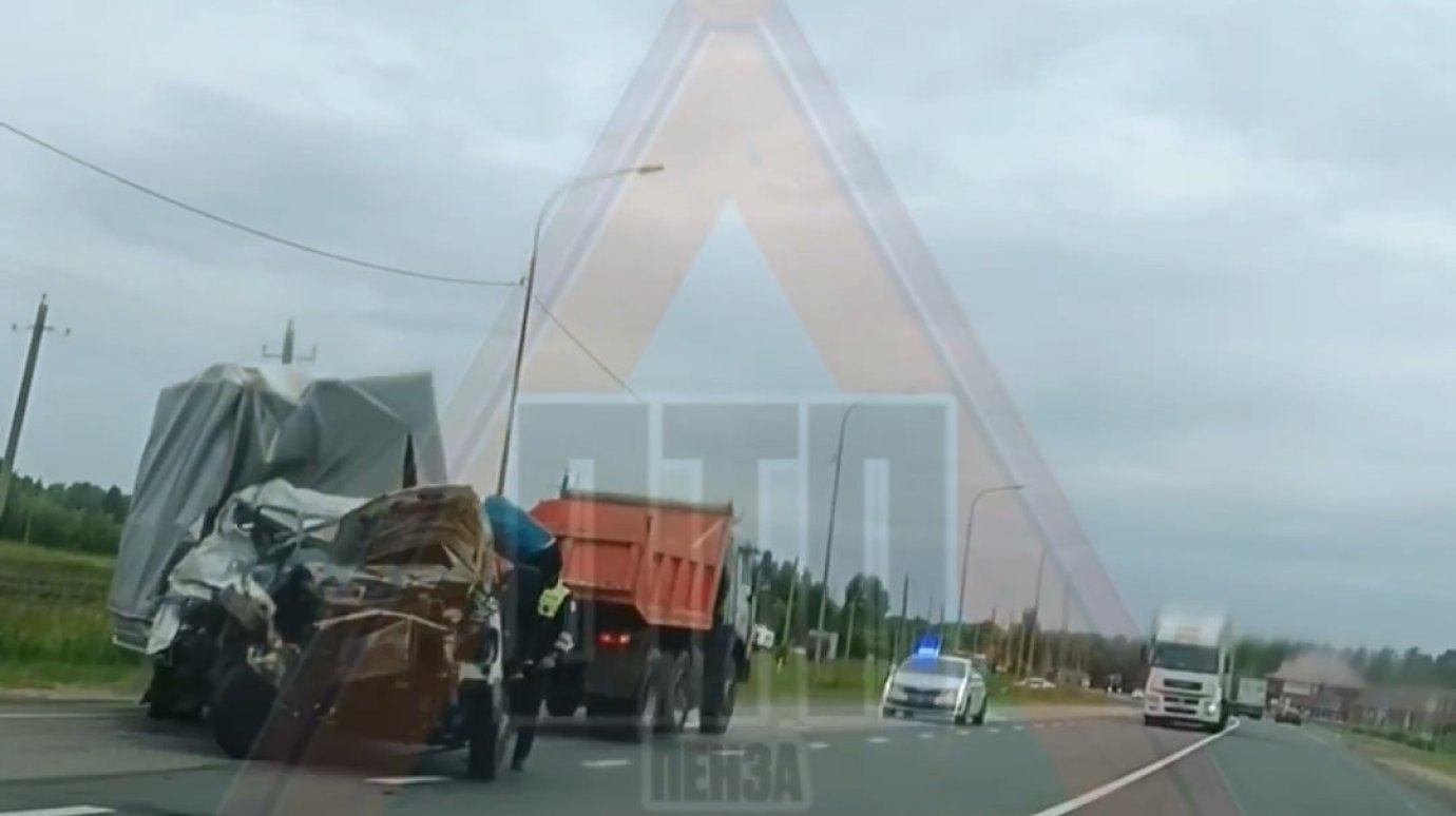 В Кузнецком районе «Газель» врезалась в КамАЗ, пострадал водитель
