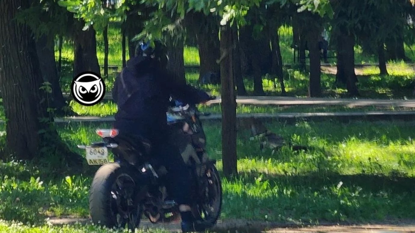 В Пензе мотоциклист прокатился по Олимпийской аллее