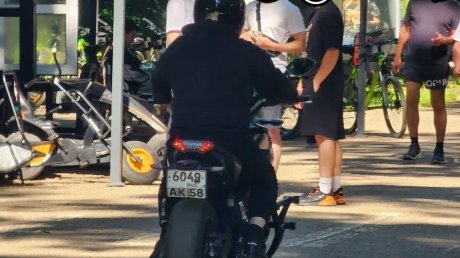 В Пензе мотоциклист прокатился по Олимпийской аллее