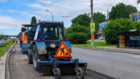 На проезжей части улицы 8 Марта укладывают выравнивающий слой