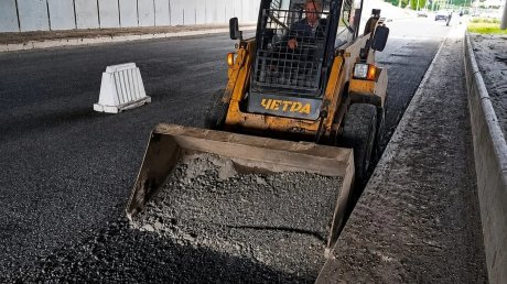 На проезжей части улицы 8 Марта укладывают выравнивающий слой
