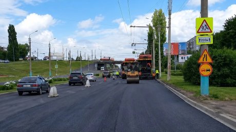 На проезжей части улицы 8 Марта укладывают выравнивающий слой