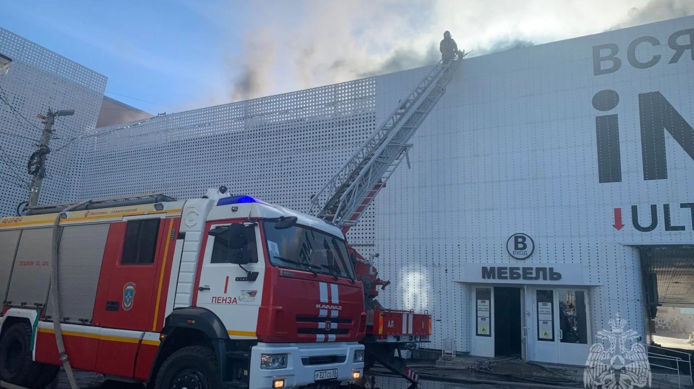 В Пензе тушат пожар в торговом центре на улице Суворова