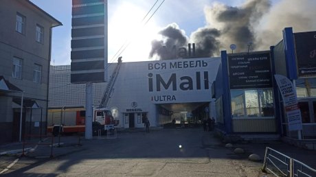 Появились кадры с места пожара в торговом центре на ул. Суворова