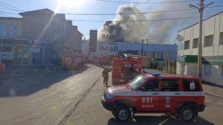 Появились кадры с места пожара в торговом центре на ул. Суворова