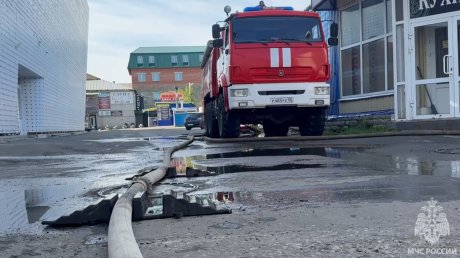 Появились кадры с места пожара в торговом центре на ул. Суворова
