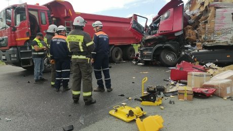 В Пензенском районе столкнулись 2 большегруза, пострадал человек