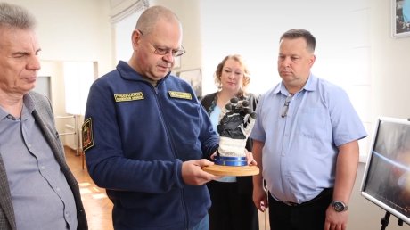 Пензенский планетарий получил перчатку Александра Самокутяева