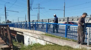 Ограждения путепровода и моста в Терновке красят в ярко-синий