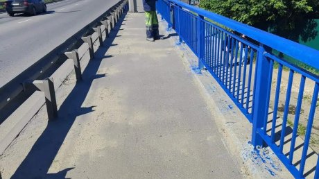 Ограждения путепровода и моста в Терновке красят в ярко-синий