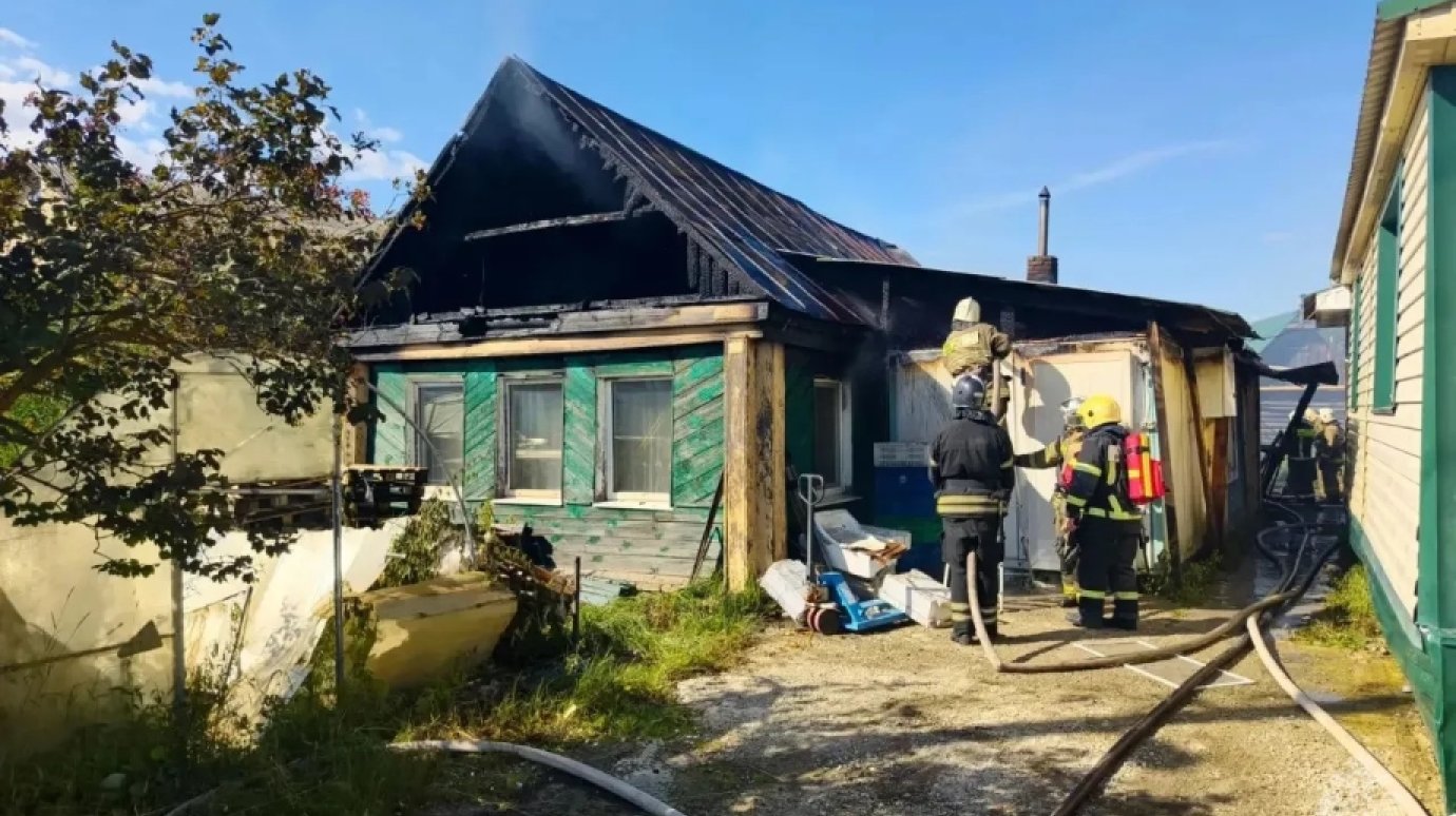 В пензенском микрорайоне Сосновка загорелся жилой дом