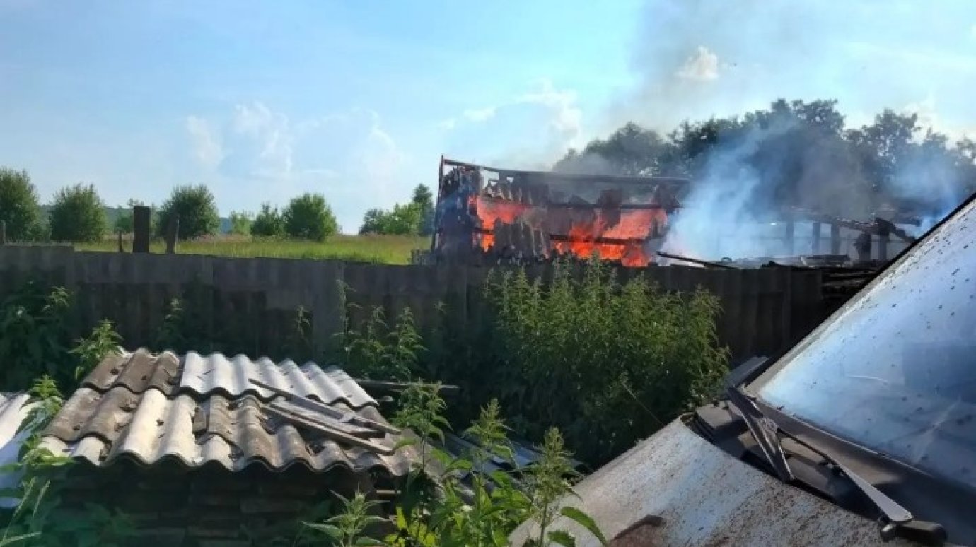 При пожаре в Никольском районе пострадал мужчина