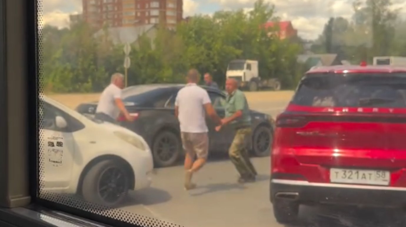 На улице Измайлова сняли на видео драку между водителями на АЗС