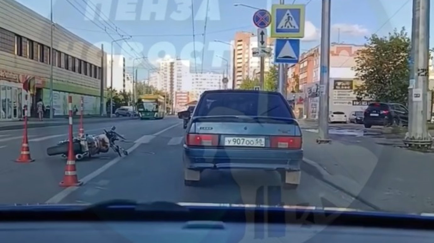 На ул. Сухумской мотоцикл опрокинулся и сбил с ног пешехода