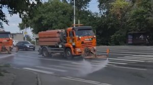 В Пензе поливальные машины орошают дороги в жару