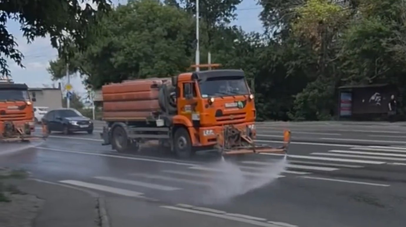 В Пензе поливальные машины орошают дороги в жару