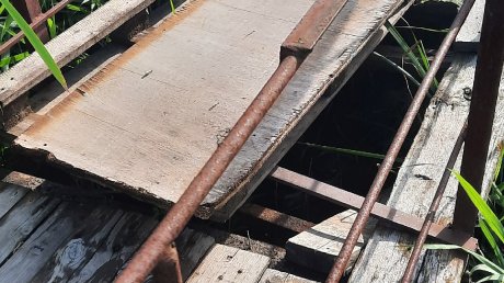 Жители Железнодорожного района ходят по обвалившемуся мосту
