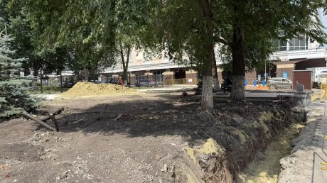 На ул. Кирова благоустраивают сквер у здания областного правительства