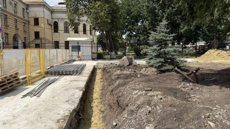 На ул. Кирова благоустраивают сквер у здания областного правительства