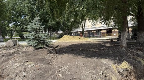 На ул. Кирова благоустраивают сквер у здания областного правительства