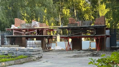 В парке Белинского возводят колонны для новой входной группы