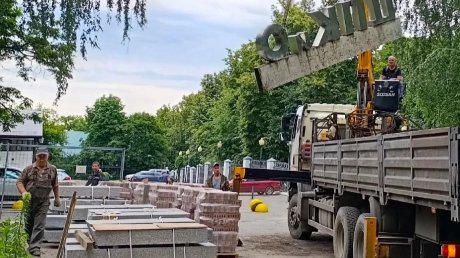 В парке Белинского возводят колонны для новой входной группы
