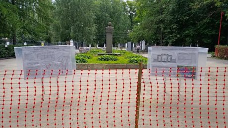 В парке Белинского возводят колонны для новой входной группы