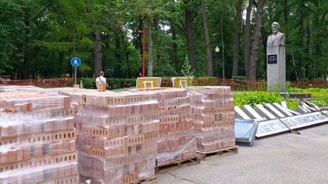 В парке Белинского возводят колонны для новой входной группы