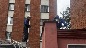 В Пензе спасатели сняли ребенка с крыши пристройки к многоэтажке