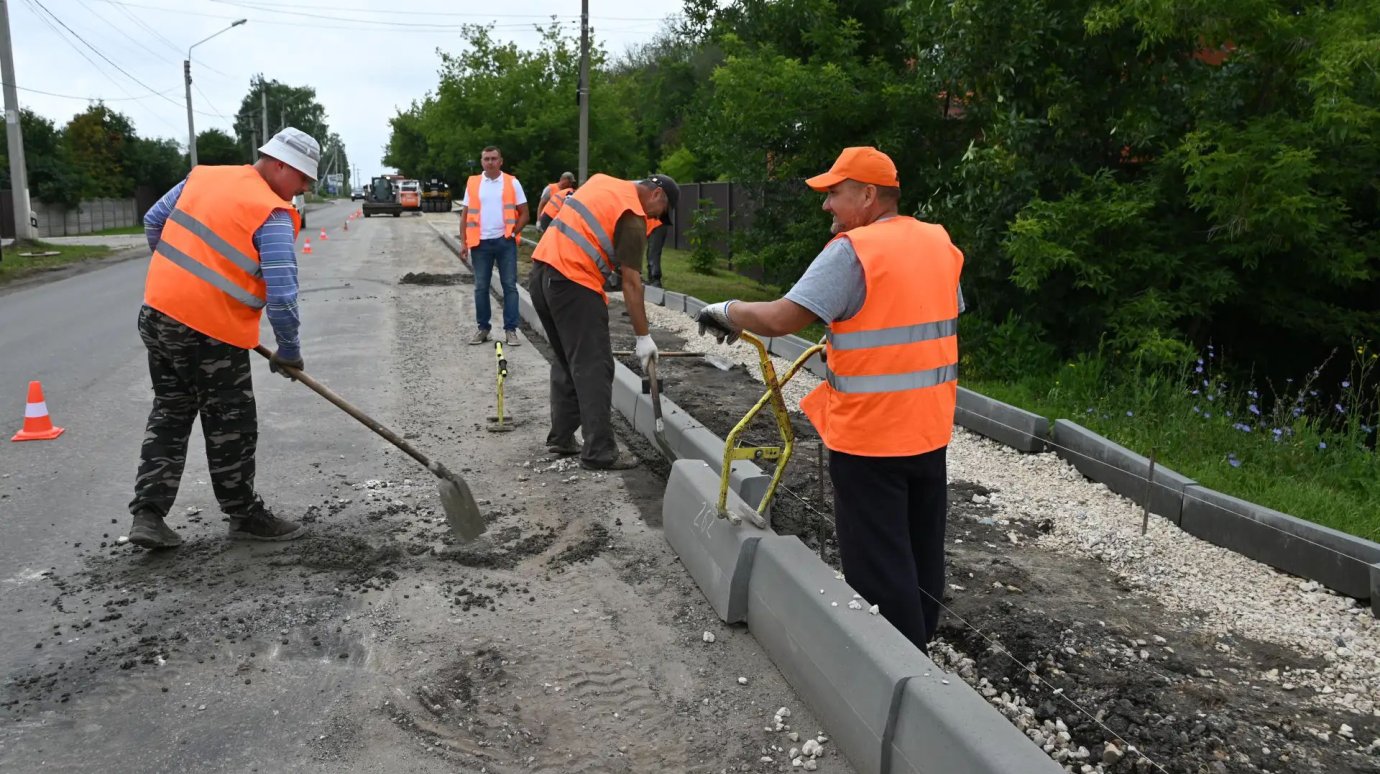На улице Арбековской продолжается обустройство тротуара