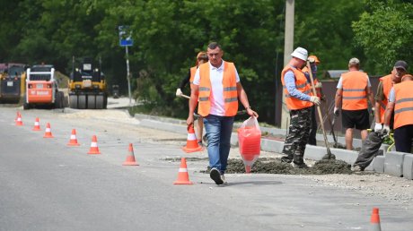На улице Арбековской продолжается обустройство тротуара