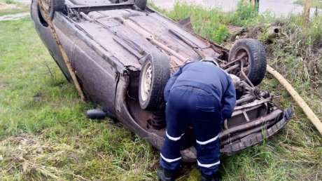 В Чаадаевке ВАЗ-2112 опрокинулся и снес газовую трубу