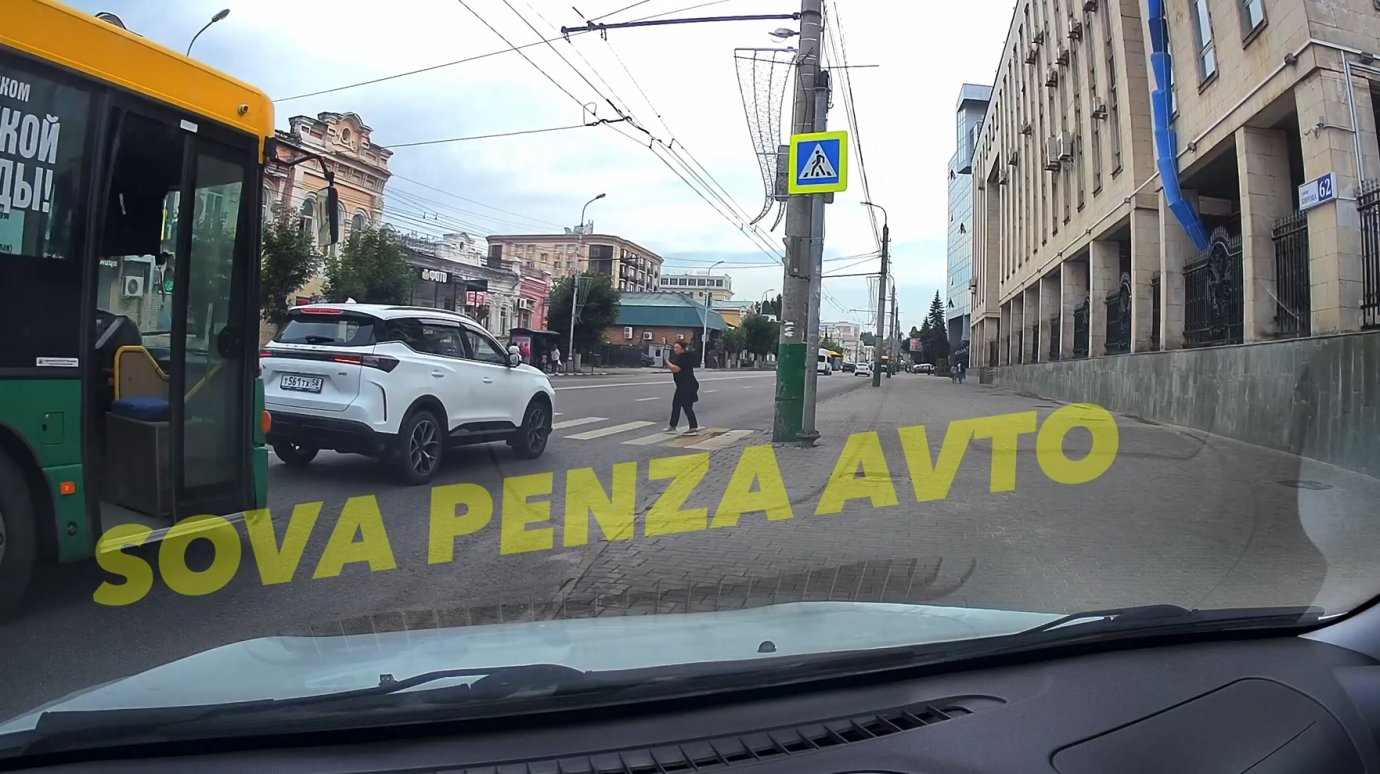 На ул. Кирова автобус № 149 врезался в машину - видео момента ДТП