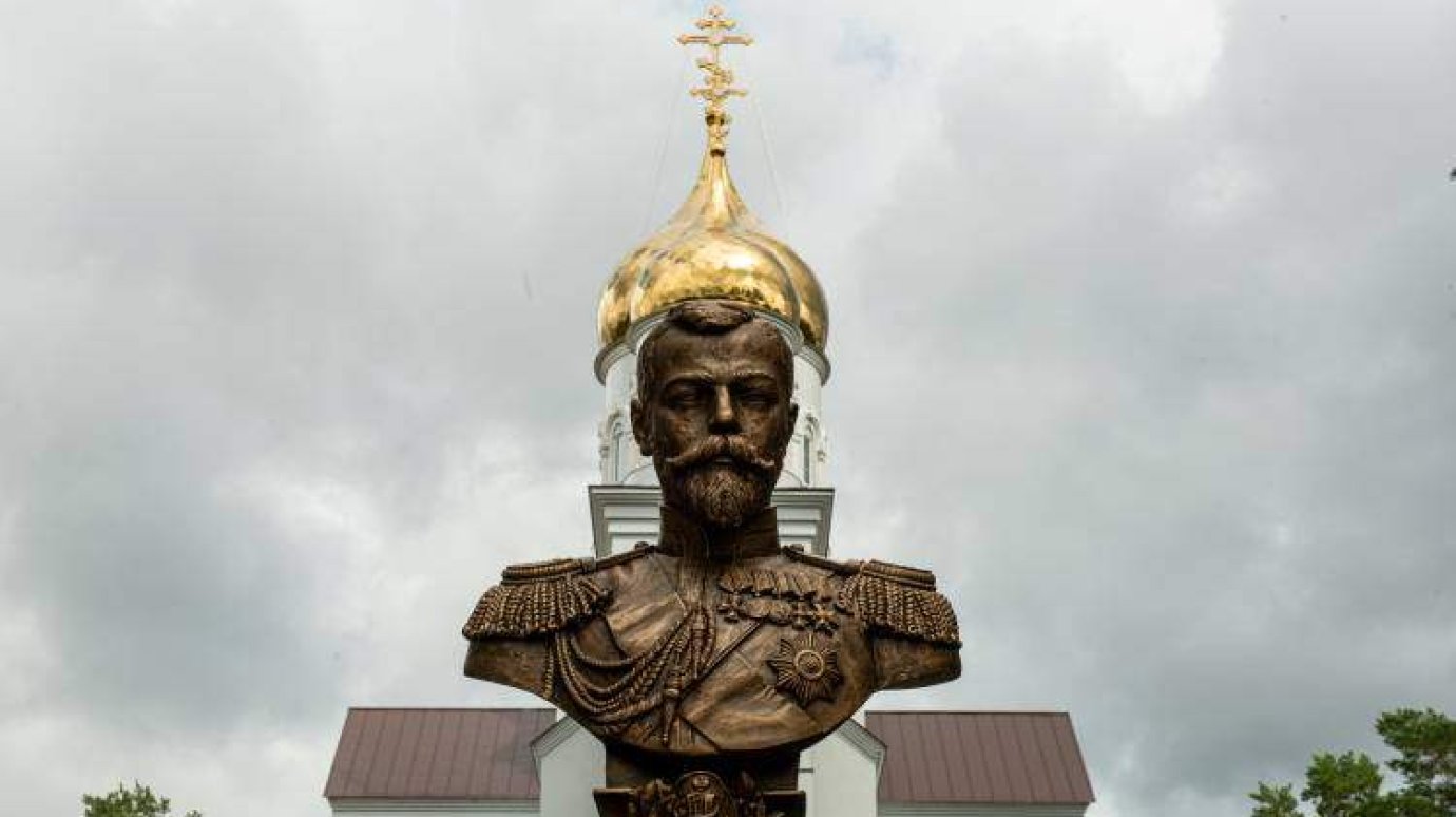 У храма в Заречном установили памятник Николаю II