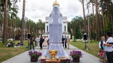 У храма в Заречном установили памятник Николаю II